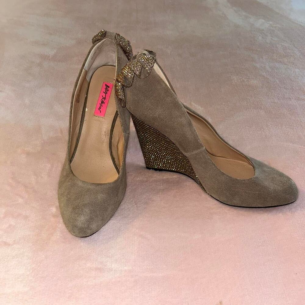 Betsey Johnson taupe colored suede wedges size 10